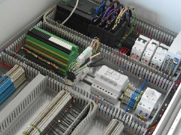 schneider-electrical-valdikliu-programavimas